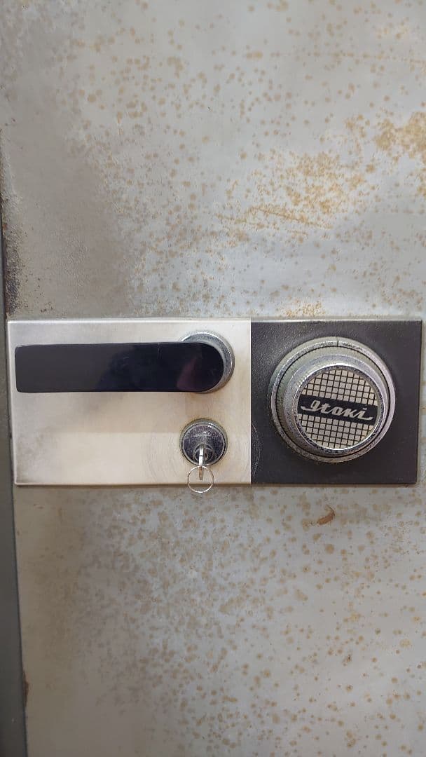 金庫　イトーキ 昭和レトロ　 高さ133cm 奥行60cm 横幅57cm