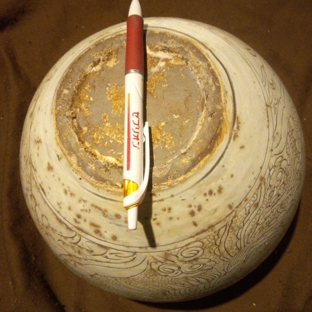 中国陶磁器　磁州窯　装飾的な彫刻の陶器壺