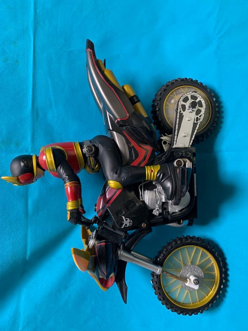 タイヨーラジコン仮面ライダークーガ1/8