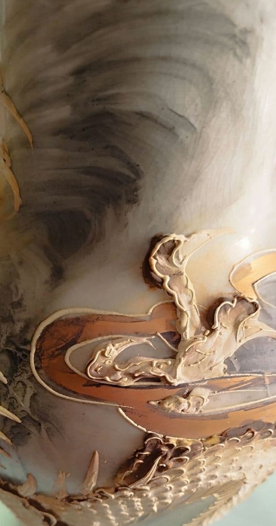 白磁器の花瓶です山水画の上に盛り上がった 立体画の龍ドラゴンが今にも飛び出しそう