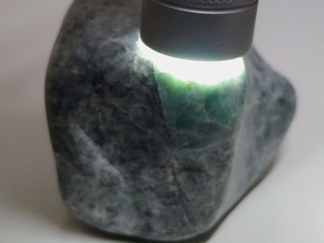 糸魚川135 翡翠 277g ヒスイ 原石 鑑賞石 自然石 誕生石 鉱物 鉱石