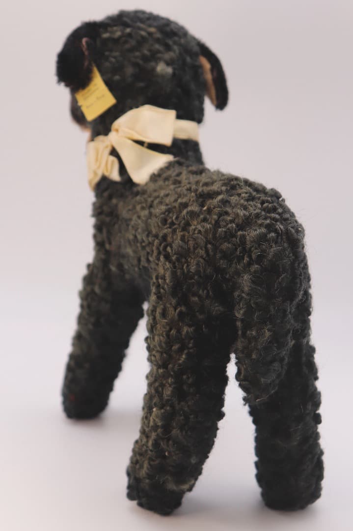 シュタイフ SWAPL 黒い羊のぬいぐるみ 左側半面に日焼け有り