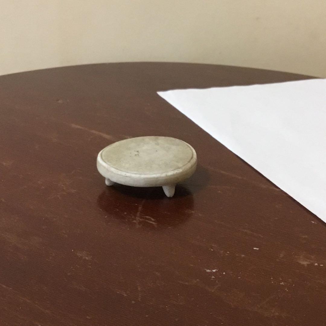 小さな飾り台　磁器