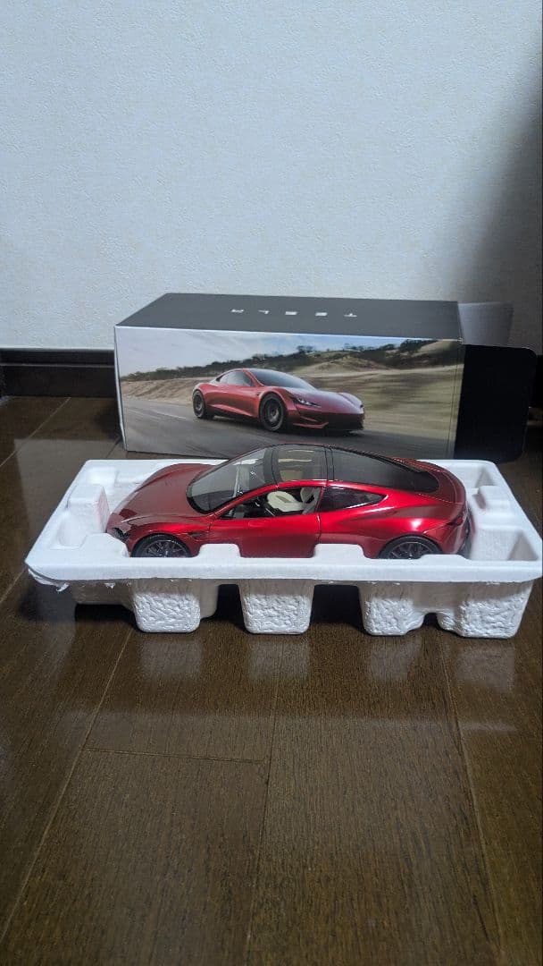 【レア売り切れ品】テスラ　ロードスター 1:18スケール　オフィシャル品