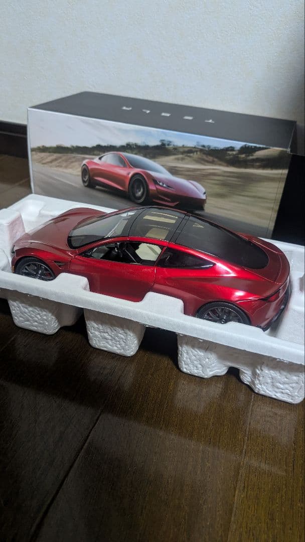 【レア売り切れ品】テスラ　ロードスター 1:18スケール　オフィシャル品