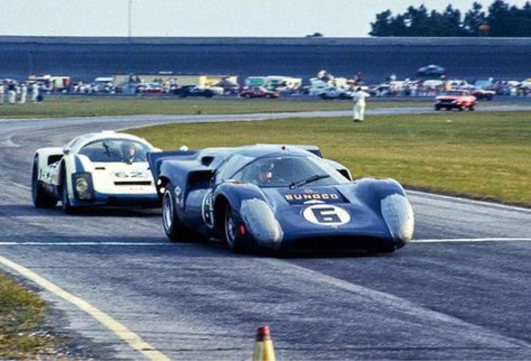 ショーケース付属 1/18 Spark ローラT70 Mk.3B GT 1969