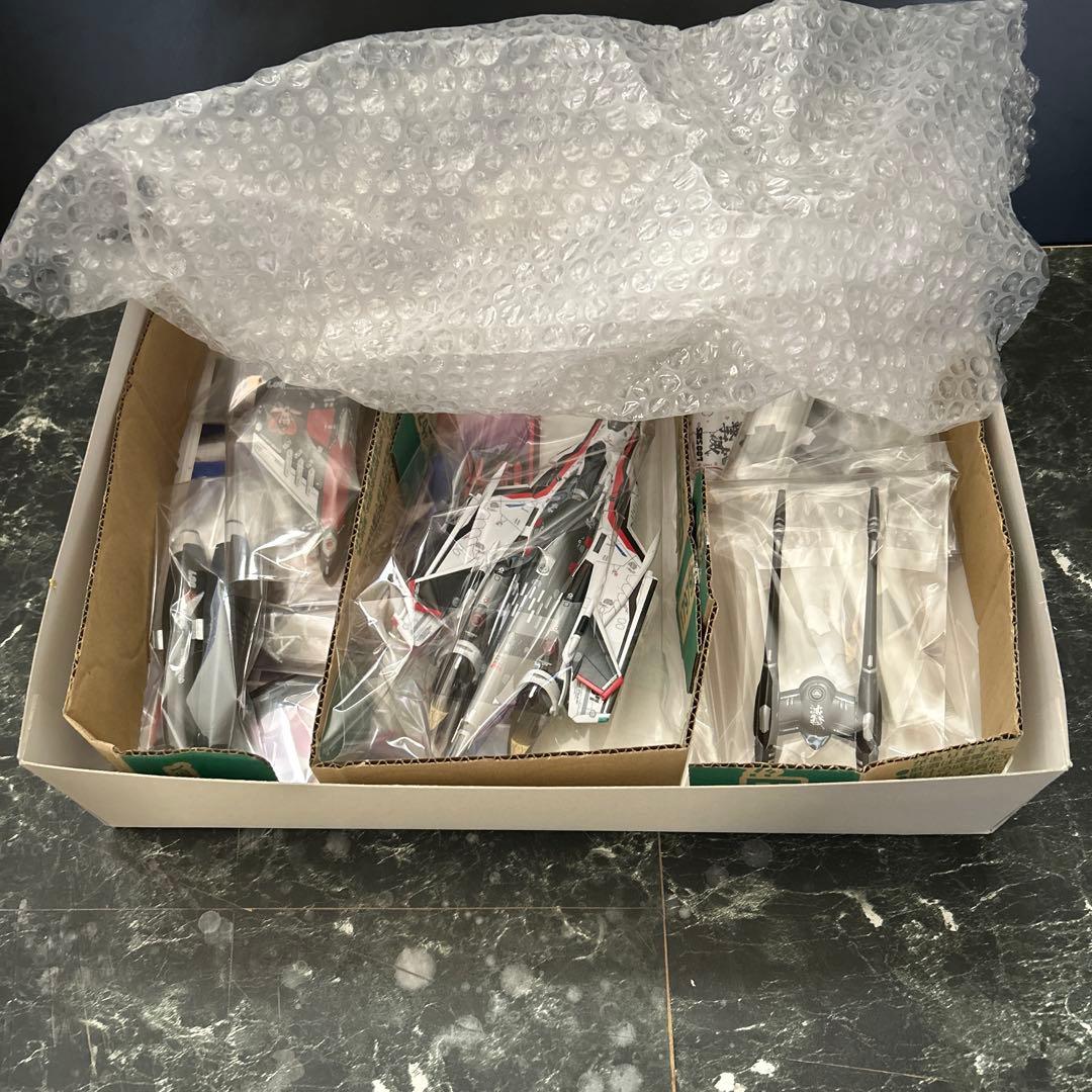 マクロス1/72VF-25Fトルネードメサイアバルキリー　プラモデル完成品