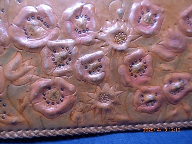 貴重、文化勲章受章の皮革工芸家　大久保婦久子の和服用のバッグ　個展に出品したもの