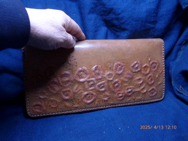 貴重、文化勲章受章の皮革工芸家　大久保婦久子の和服用のバッグ　個展に出品したもの