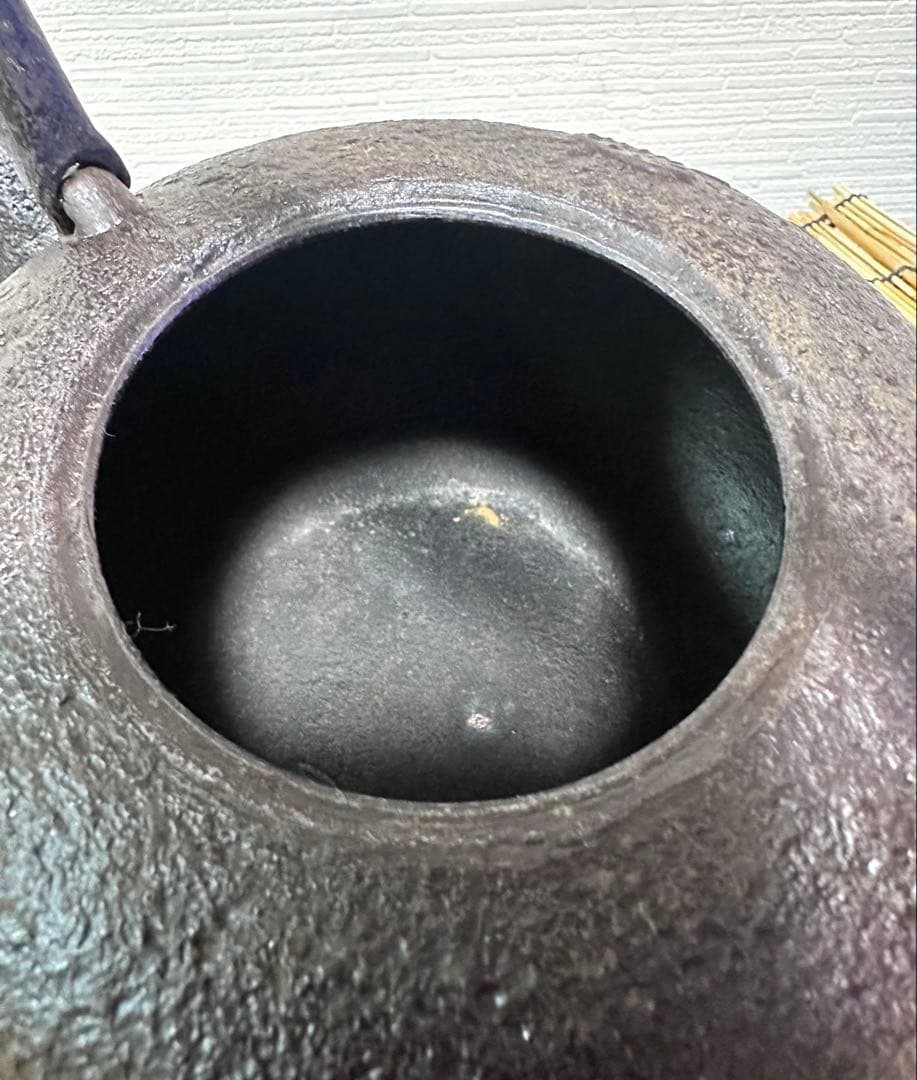 ＵＳＥＤ、美品　南部喜州 (及川 喜徳)造　鍛治打袋鉉１５型　南部鉄瓶　南部鉄器