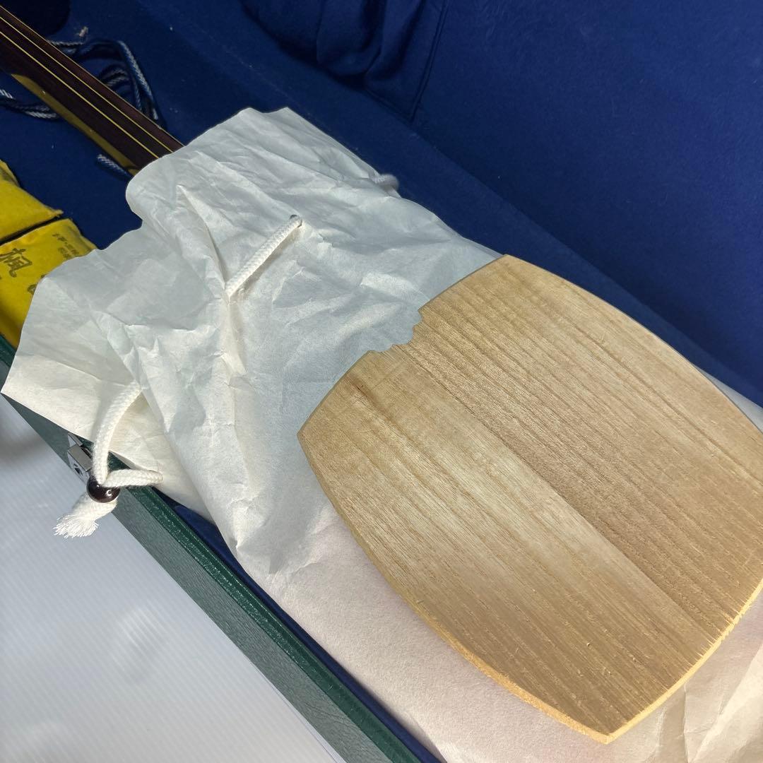 三味線 紫檀 丸打胴 弦楽器 和楽器 ハードケース 付属品 付き