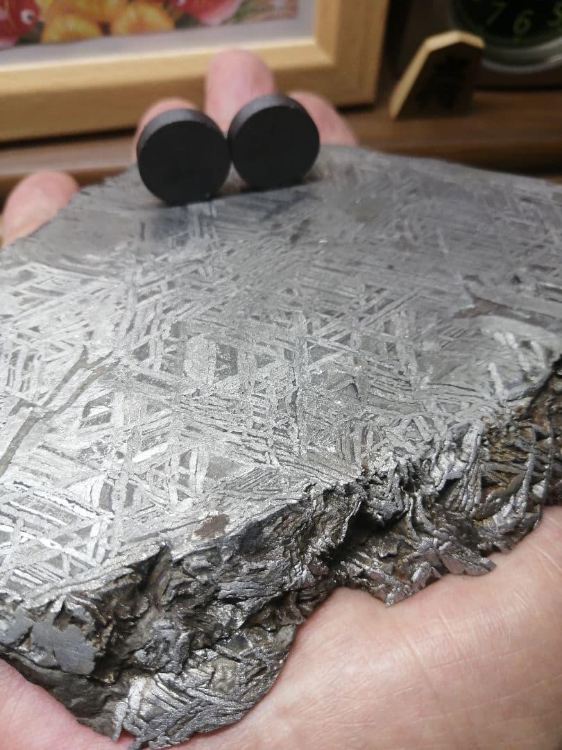 ★『本物隕石』鉄隕石　本物原石 928g　 隕石内部。すばらしい『超隕石』です。