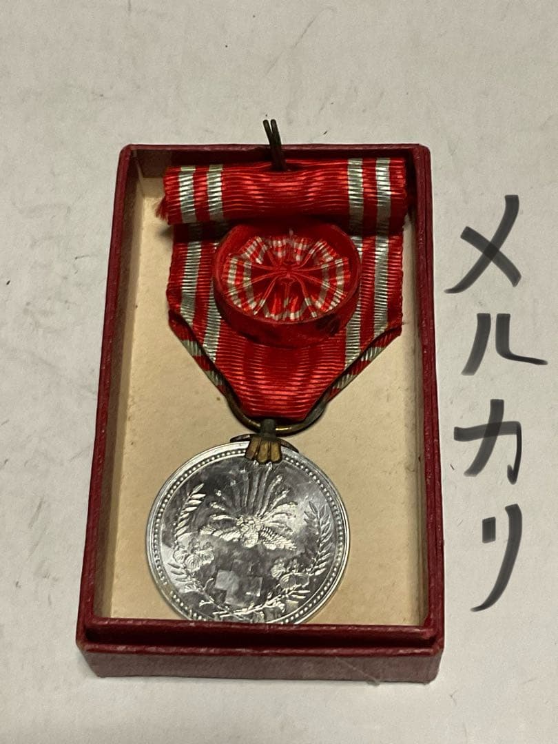 昭和の戦時中の産物【婦人会襷、軍隊手帳、旧日本軍肩章、社員章、帝國在郷軍人會】。