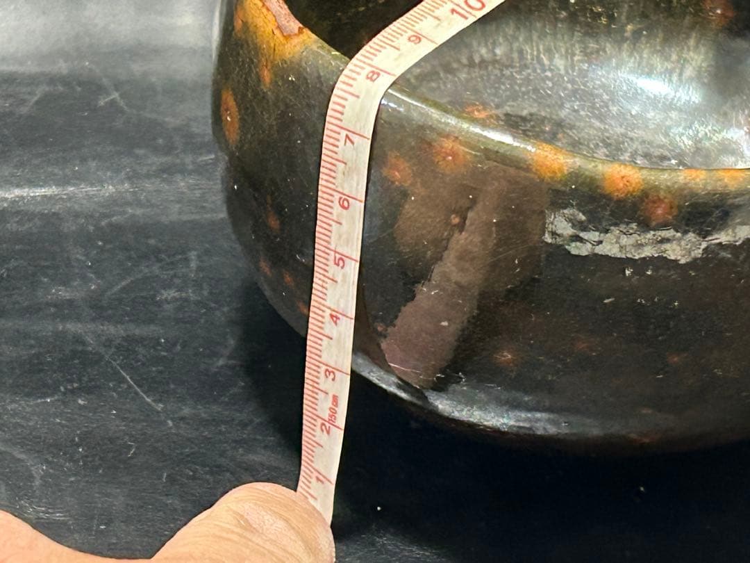 究極の美◾️蔵からかなり美しい朱色の斑点が浮かび上がる見事な黒茶碗が出て来ました。