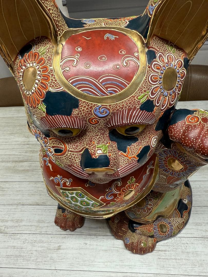 色彩豊かな陶器製招き猫　九谷焼