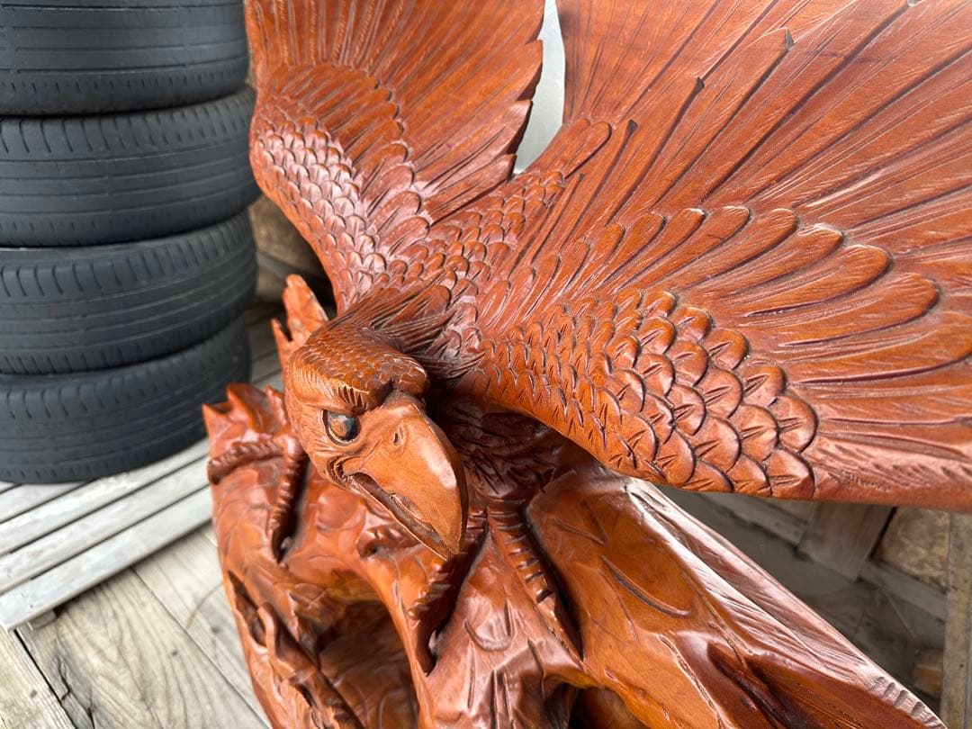 一刀彫り　鷹　置物 　一刀彫　光沢とデザインが綺麗な迫力がある逸品です。