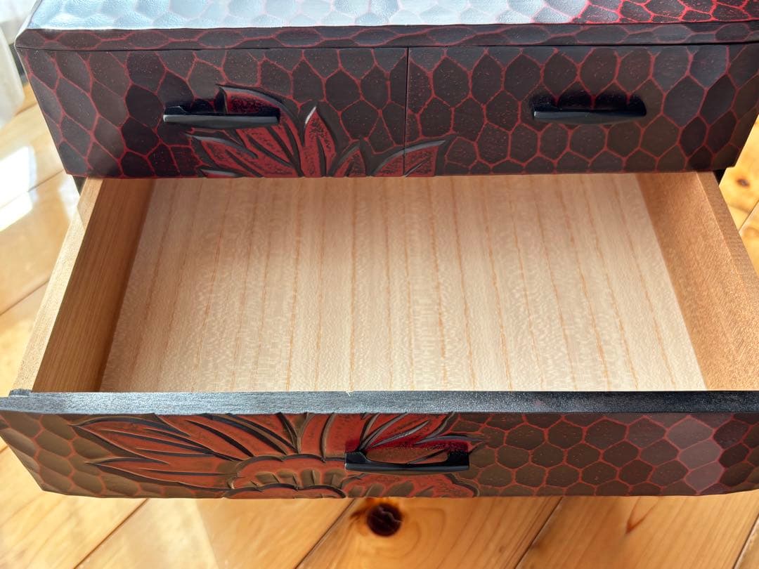 鎌倉彫り　 総柄彫牡丹　三ツ引き　箪笥　収納箱　日本製　伝統工芸品　木製