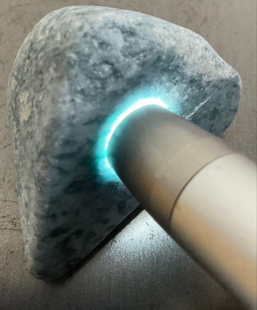 ［不思議な色］　表面にコバルト色の透過　糸魚川翡翠32g ヒスイ　ひすい