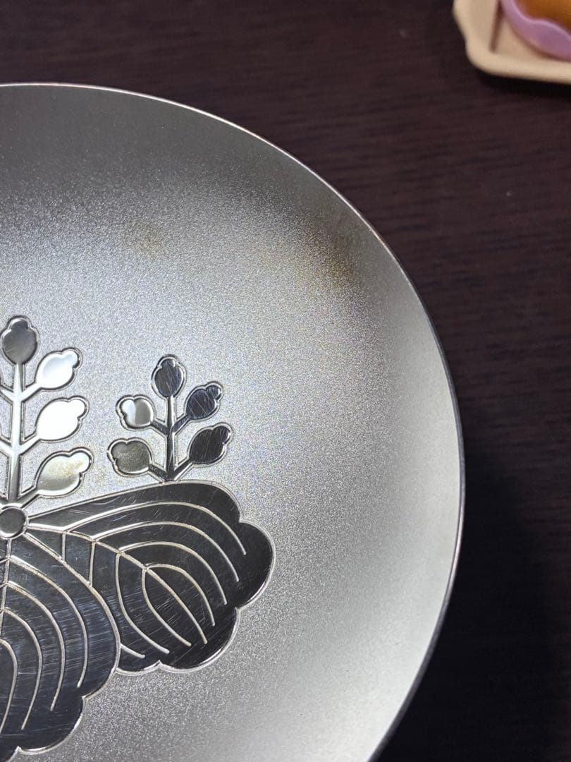 銀色の花模様皿