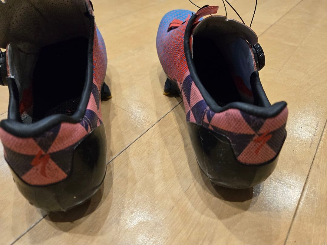 Specialized red hook hotシリーズのシューズとヘルメット