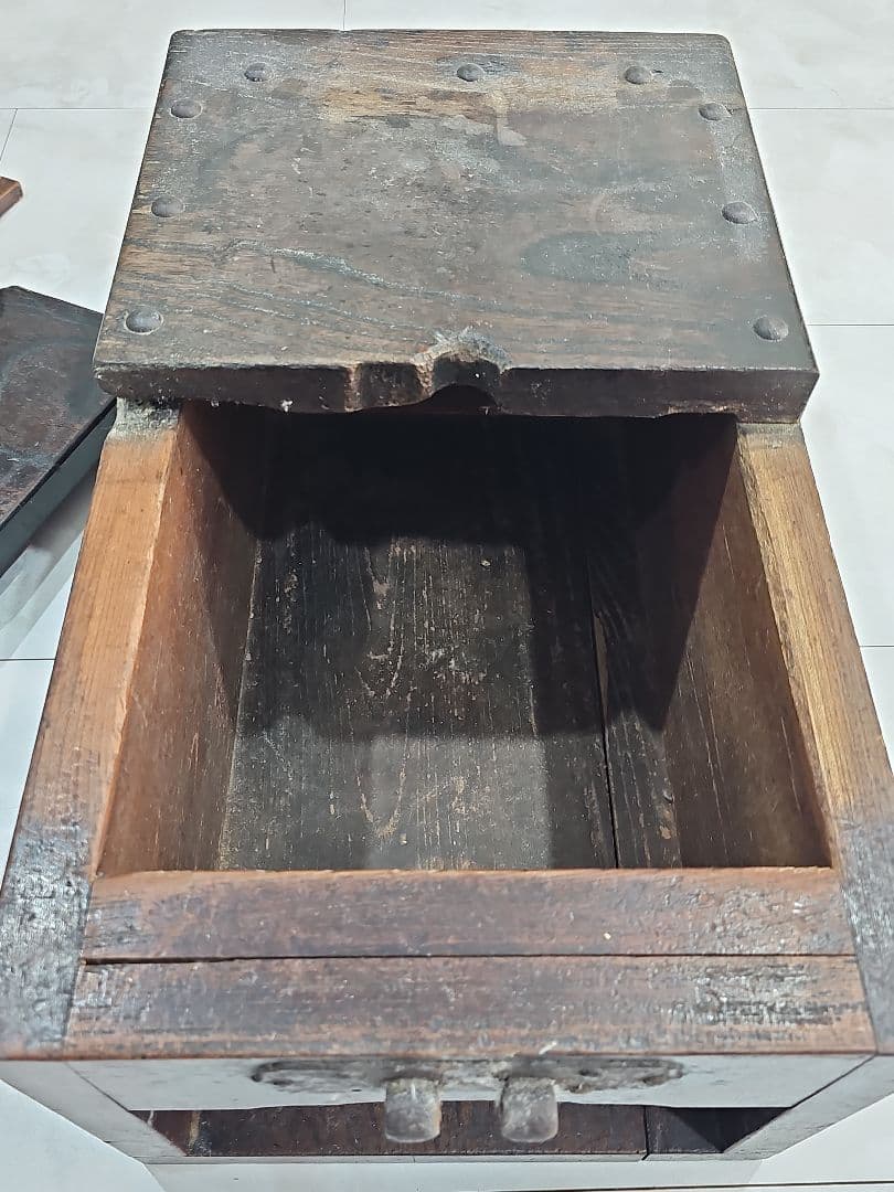 古いアンティークな銭箱