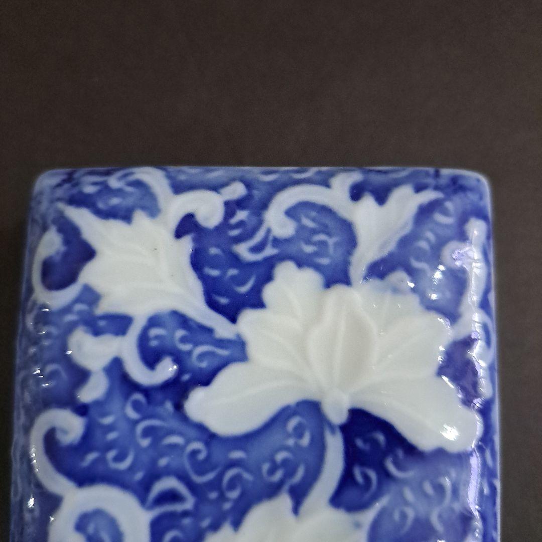 お値下げ中　江戸中　古伊万里　陽刻　白抜菊図　極上　角型香合　よろけ図染付