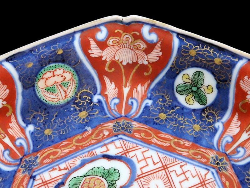 大聖寺伊万里　金襴手　菊花四方襷紋に団龍紋の図　７寸皿　607AS-DAg