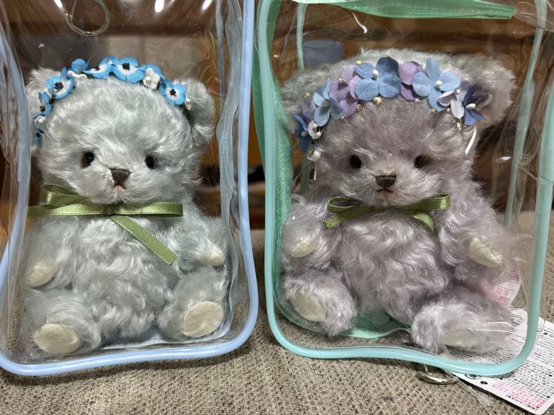 水色のくまのぬいぐるみ 青い花の冠