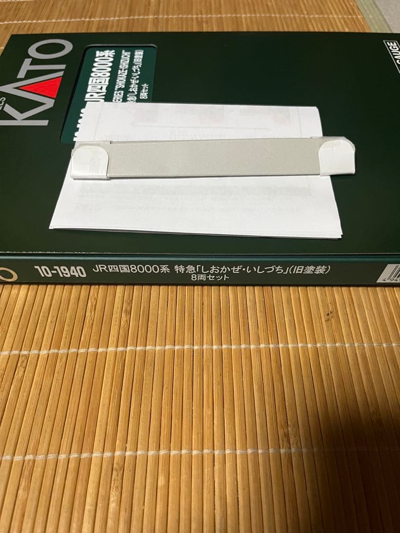 KATO JR四国 8000系　旧塗装　エラー対応屋根付　品番　10-1940