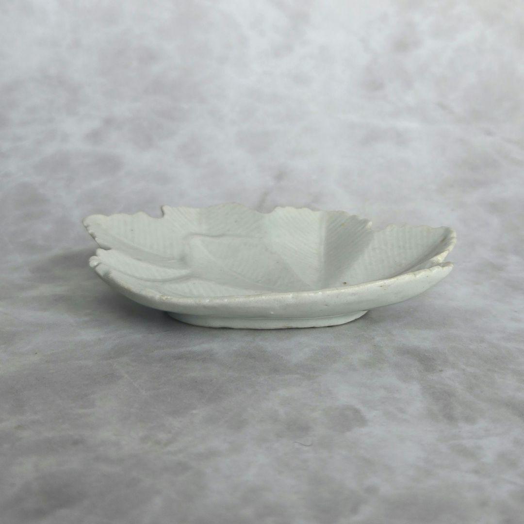 古伊万里　白磁　変形小皿　紅葉　江戸時代　アンティーク　骨董　金継ぎ　金直し