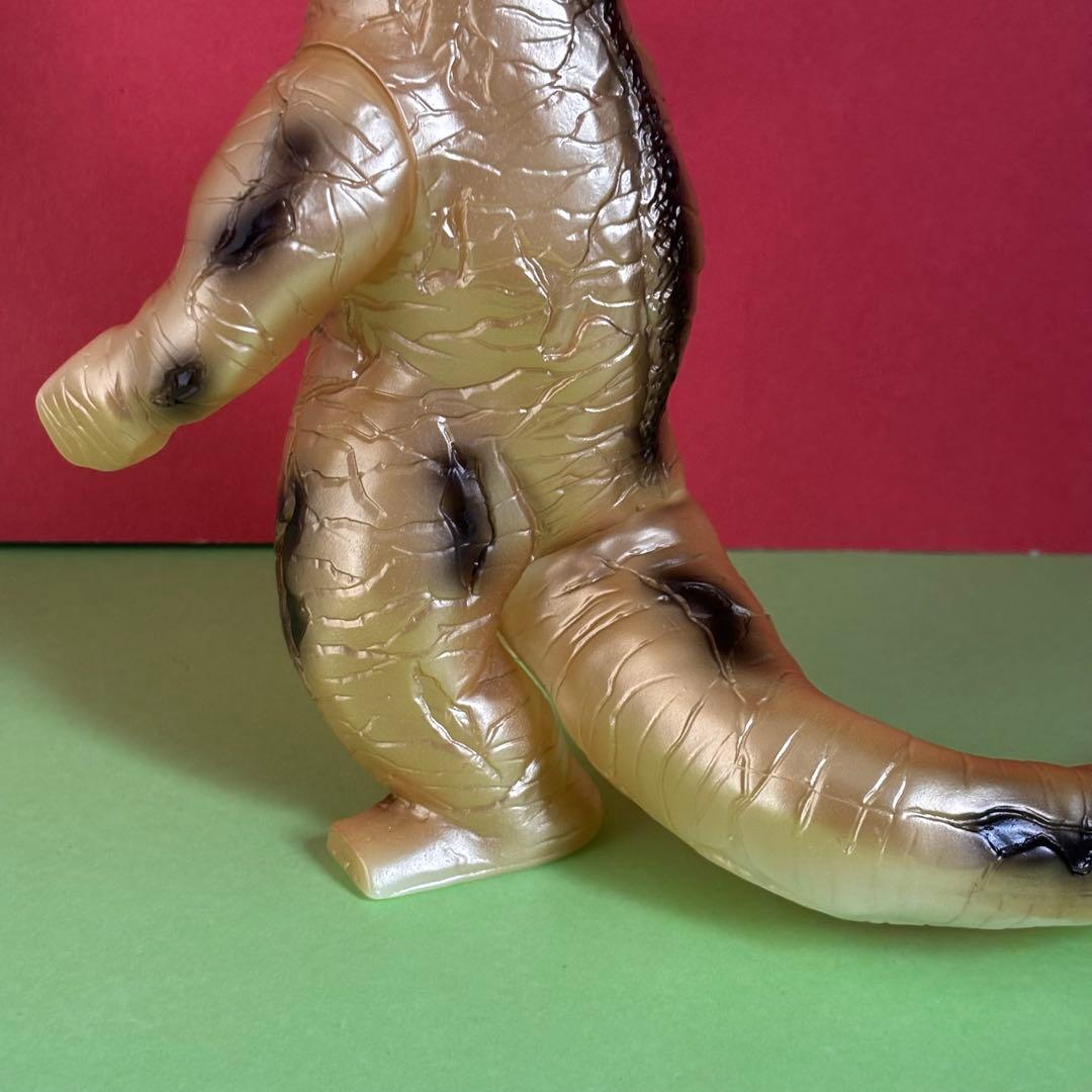 か*き様 ブルマァク　怪獣シリーズ エレキング　蓄光ゴールド