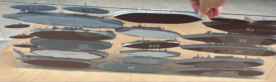 TYPE-B 戦艦、空母プラモデル　完成品　ガラスショーケース付き！