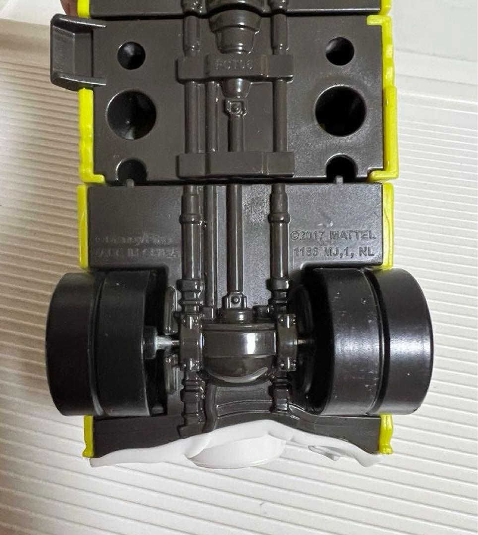 カーズ、ミニカー、マテル（アーヴィー、ミスフリッター）（目が変わるおもちゃ）