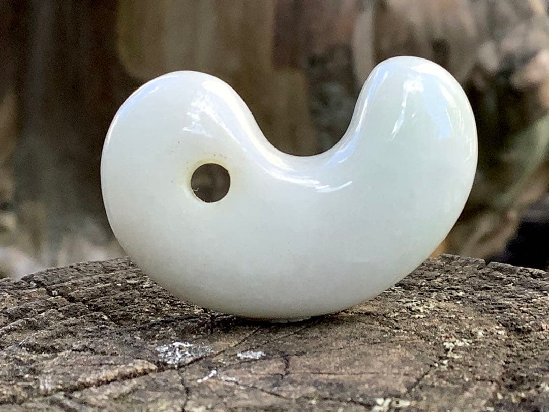 黙って40万円以上‼️糸魚川翡翠ジェダイト勾玉　品質お値段自信あり外部鑑定鑑別書付