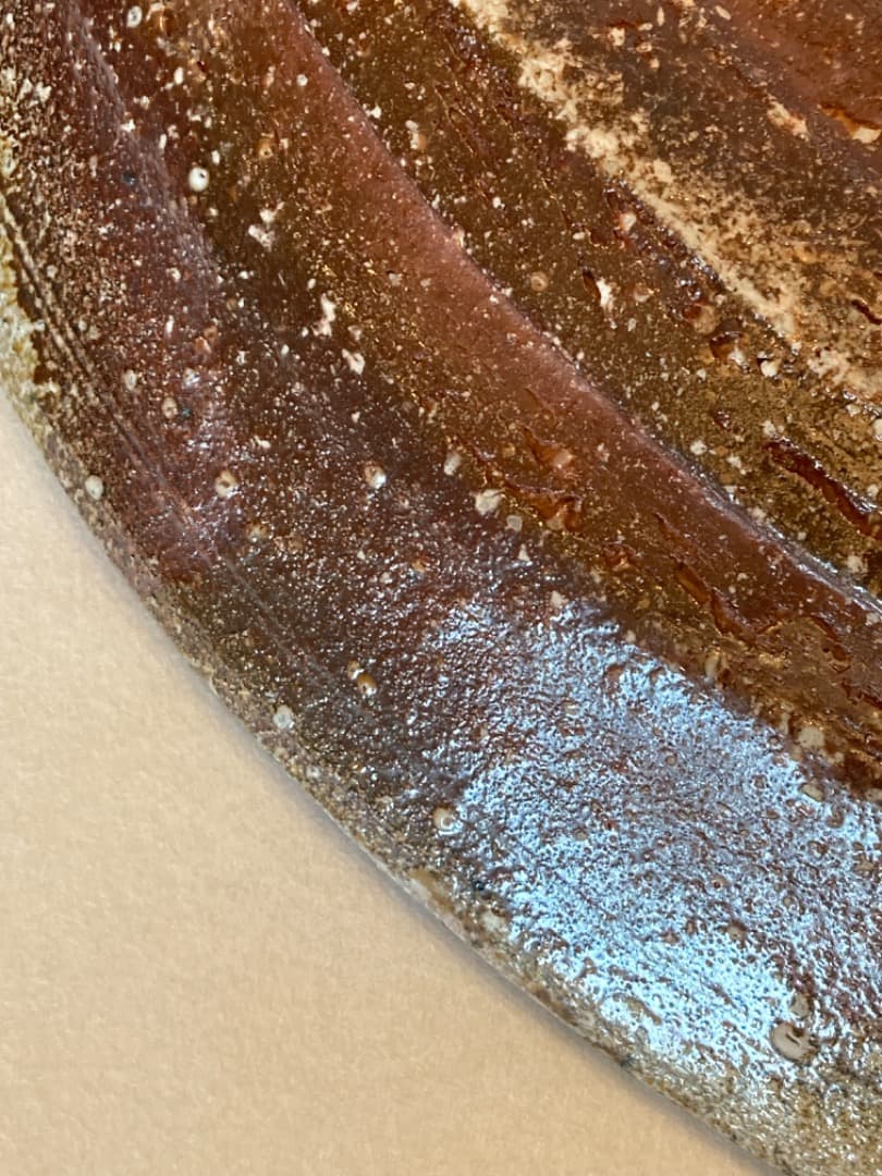 陶芸家：日本工芸会会長賞受賞の羽石修二 窯変炭化大皿 1988年