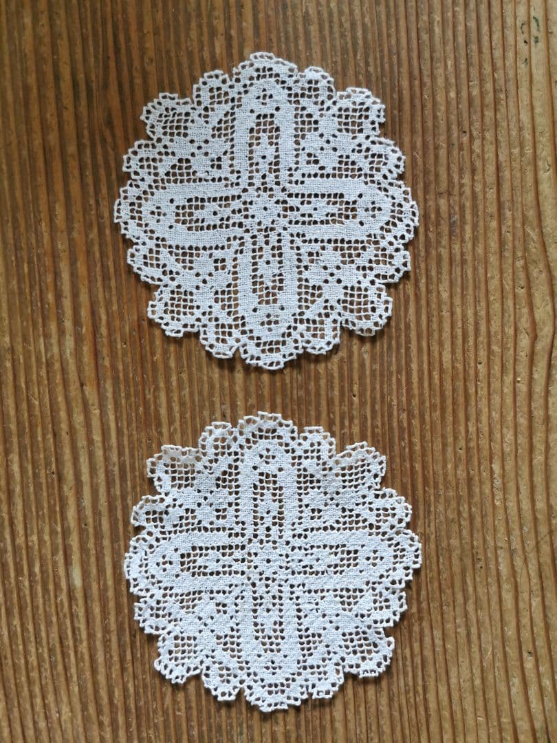 アンティークヨーロッパ 透しの十字架リネンフィレレース プチドイリー 青い麻布付