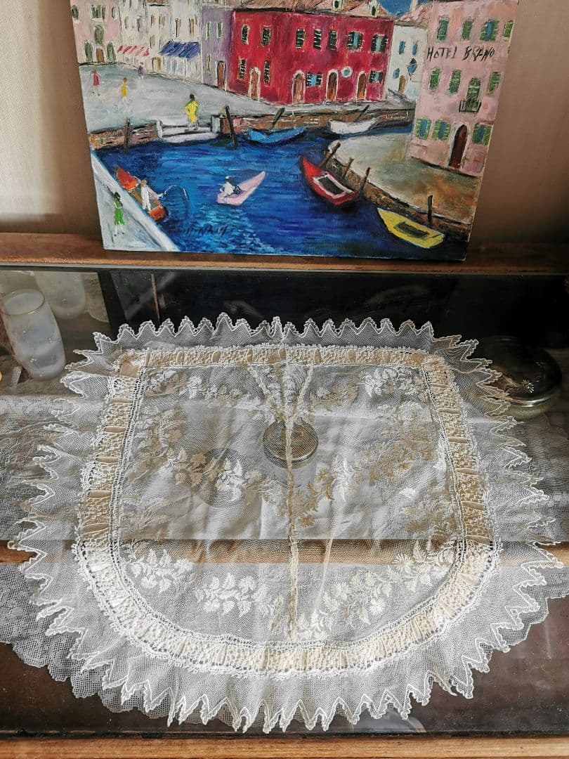 アンティークフランス シルクリボン＆スカラップレース 盛り上げ刺繍ドイリー