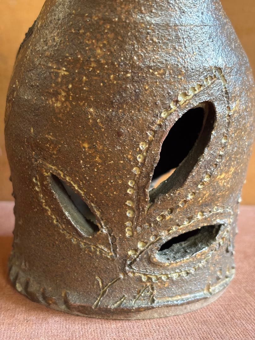 Ｙ．Ａ銘　藁灰釉彫文フクロウ形置物　検不苦労