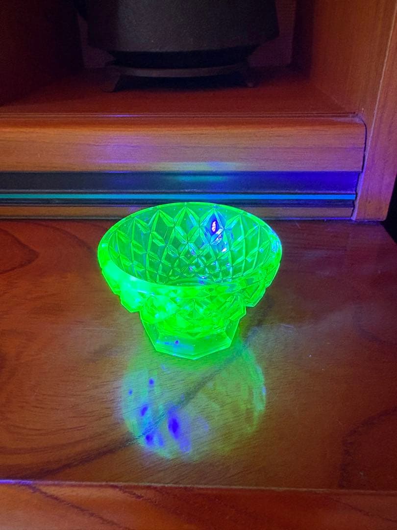 緑色カットガラスボウル ブラックライト蛍光　ウランガラス