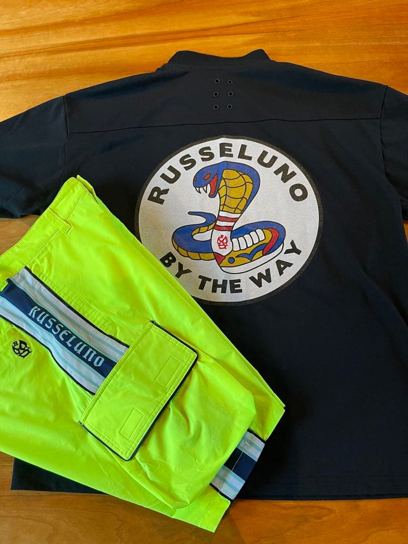 ラッセルノTシャツ 黒/白/オレンジパンツ