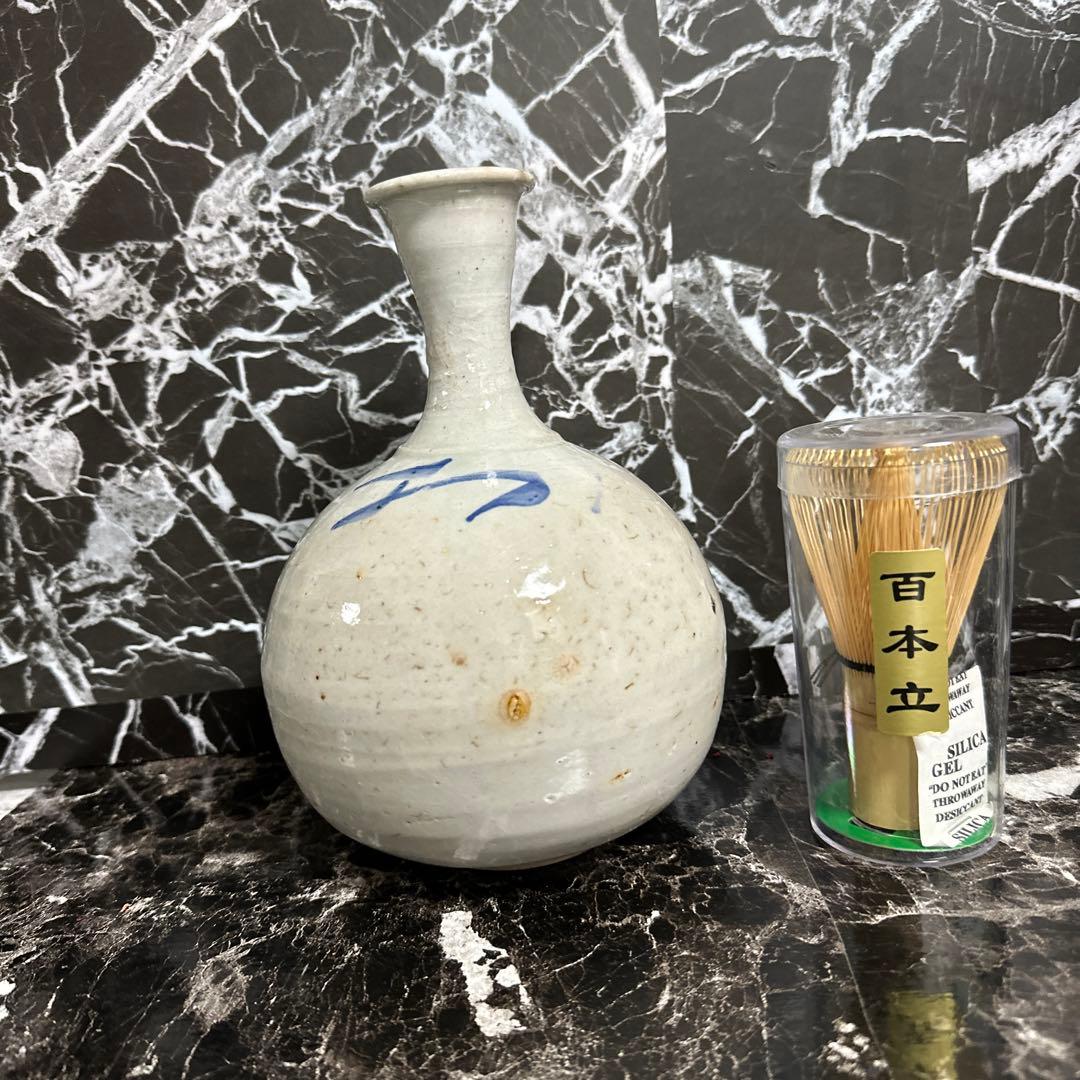 李朝、白磁染め付け、中徳利、時代箱付き。