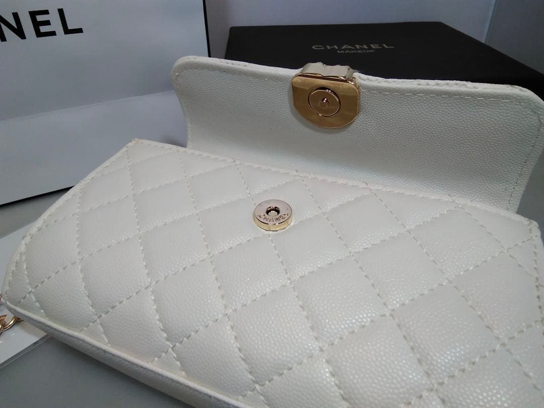 CHANEL〈シャネル〉ノベルティ　ホワイトショルダーバッグ　ホワイトシャドー