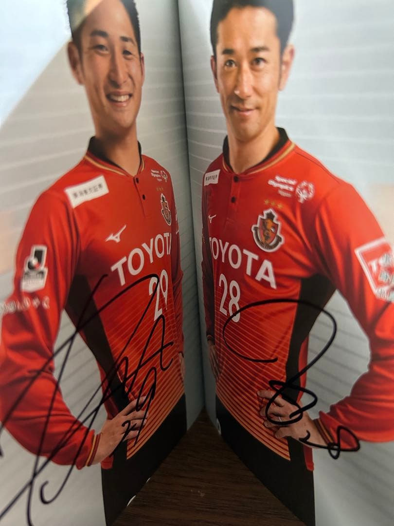 名古屋グランパス2018年　全12選手　直筆サイン入りファンクラブ本