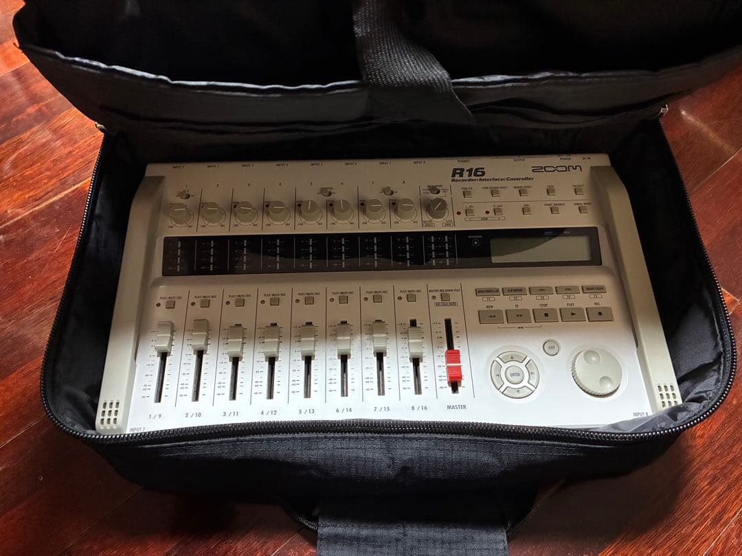 ZOOM R16 マルチトラックレコーダー 箱•ソフトケース付き