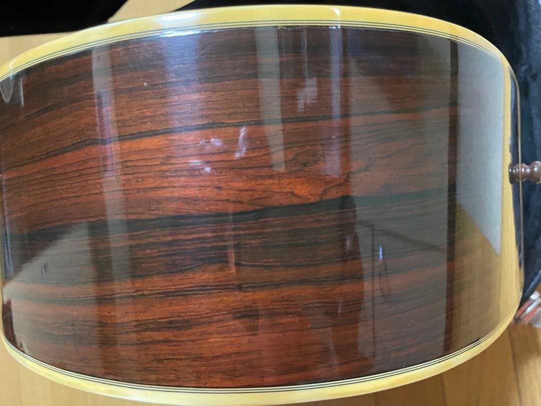 Morris Special アコースティックギター、ハードケース付き。