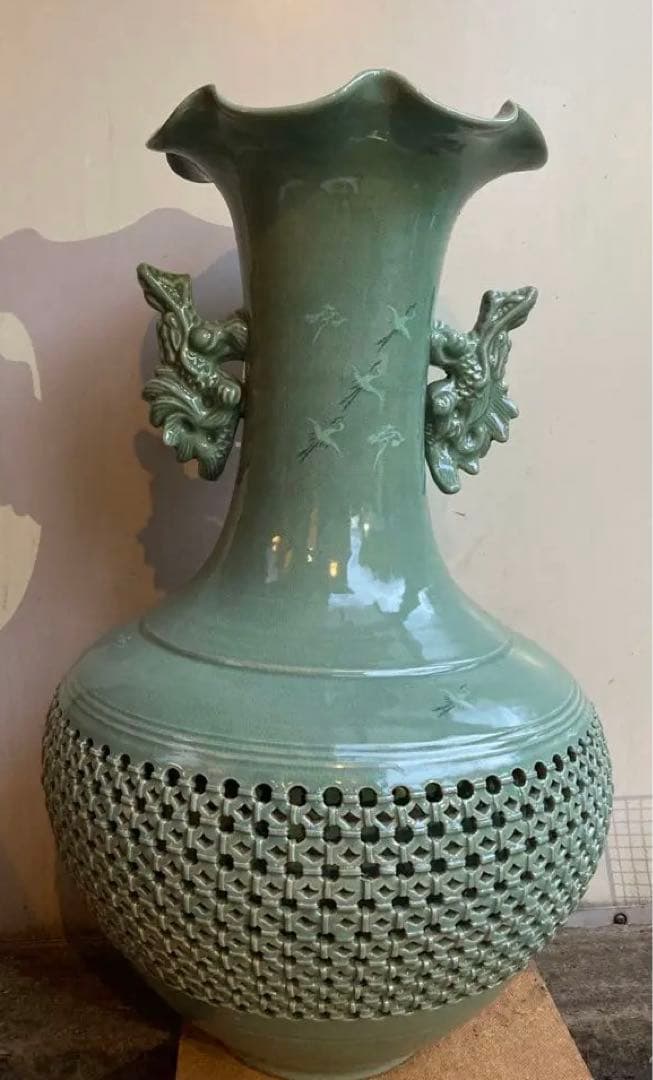 青山作　特大壺　青磁　透かし 雲鶴紋　二層網目　訳あり　花瓶　網目彫　緑色　双耳