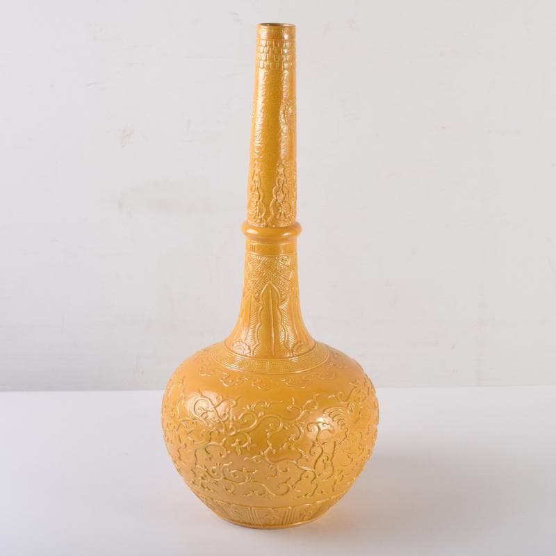 中国　黄釉　刻神獣纏枝花弁文　長顎瓶　在銘　V　7128A