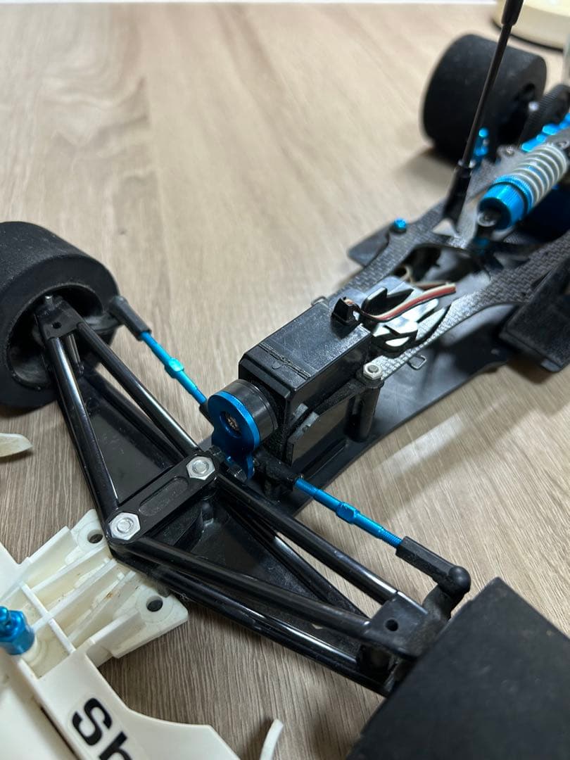 タミヤ　F103 シャーシ　サーボは作動確認済み。バッテリー縦積み仕様。