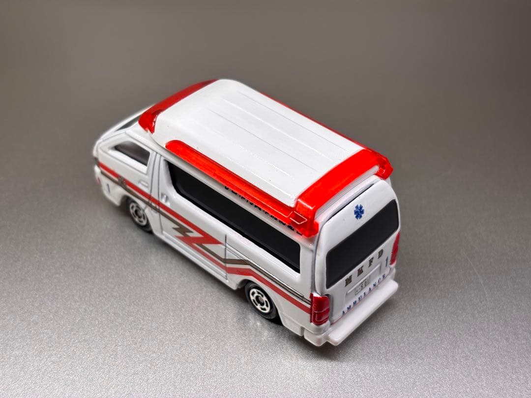 k トミカ救急車「カスタム」