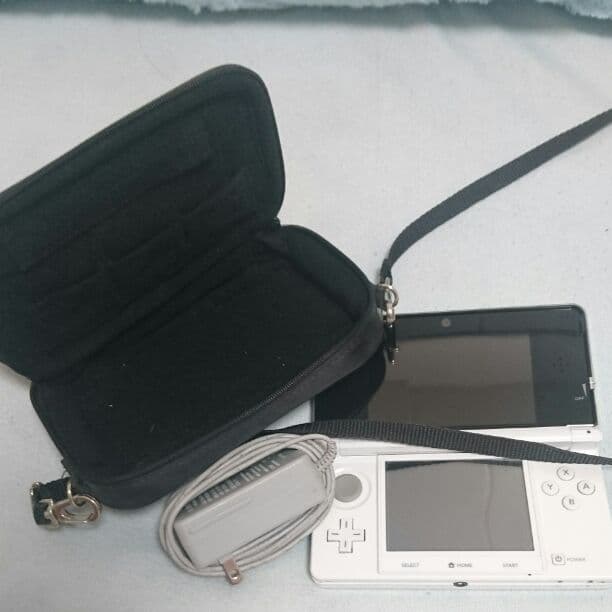 3DS本体、充電器  ケース